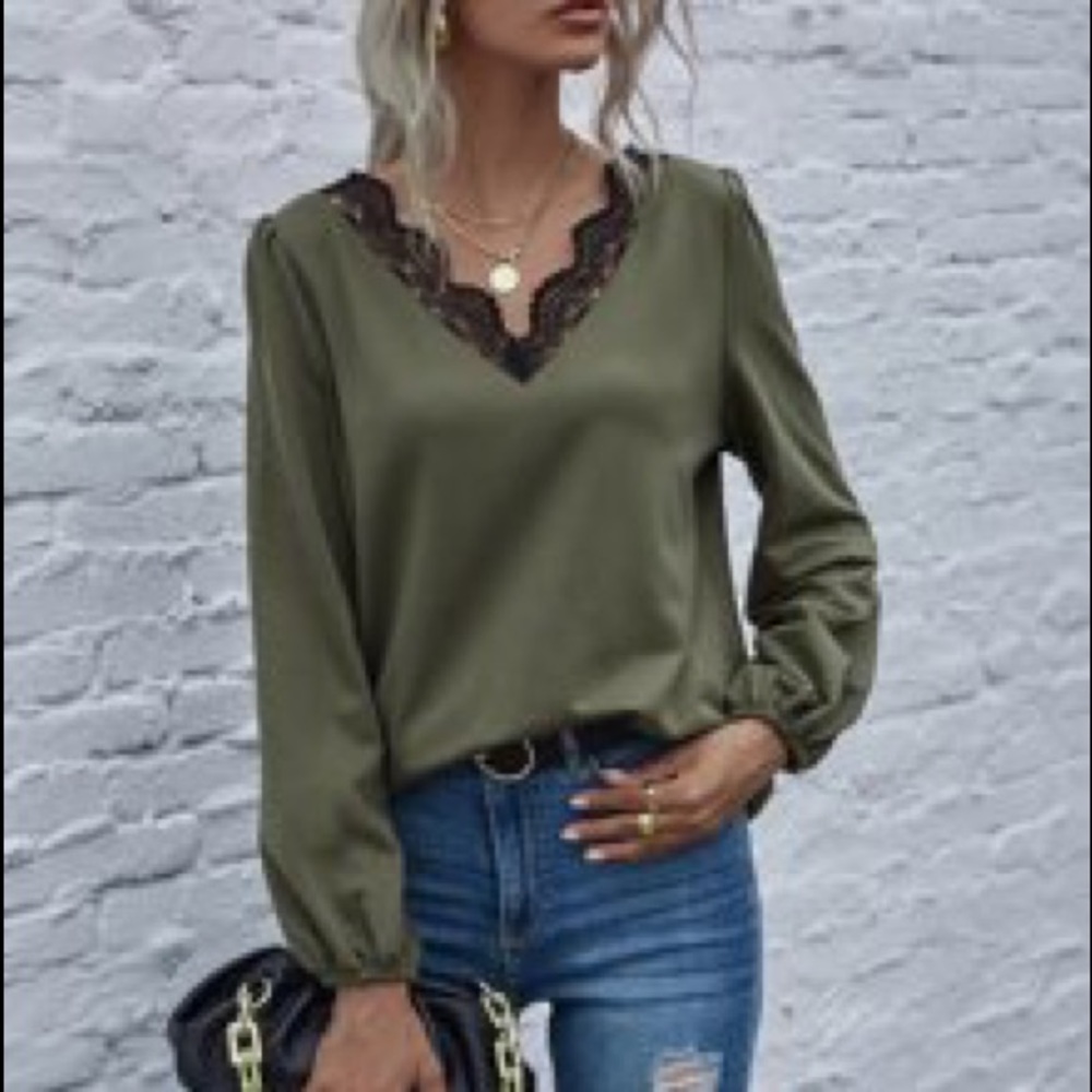 Lace trim pullover with puffed sleeves